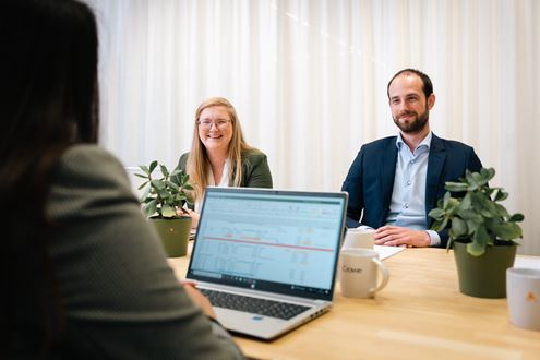 Collega&#39;s aan tafel