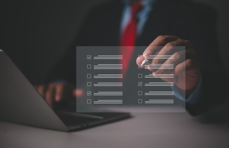 man aan het schrijven