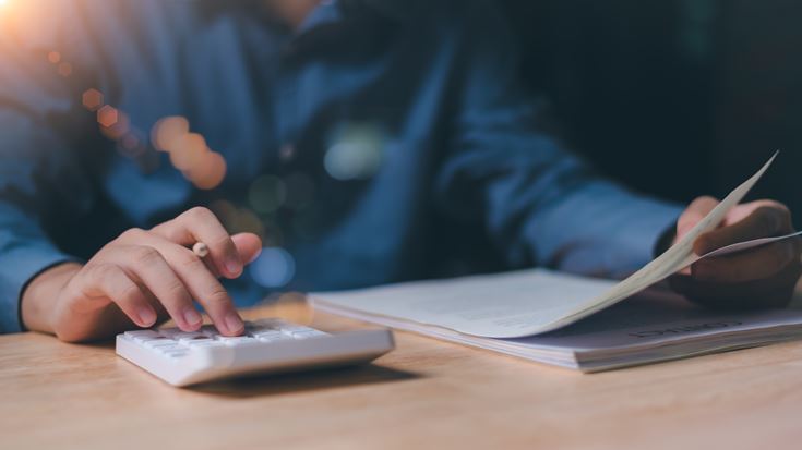 persoon met rekentoestel