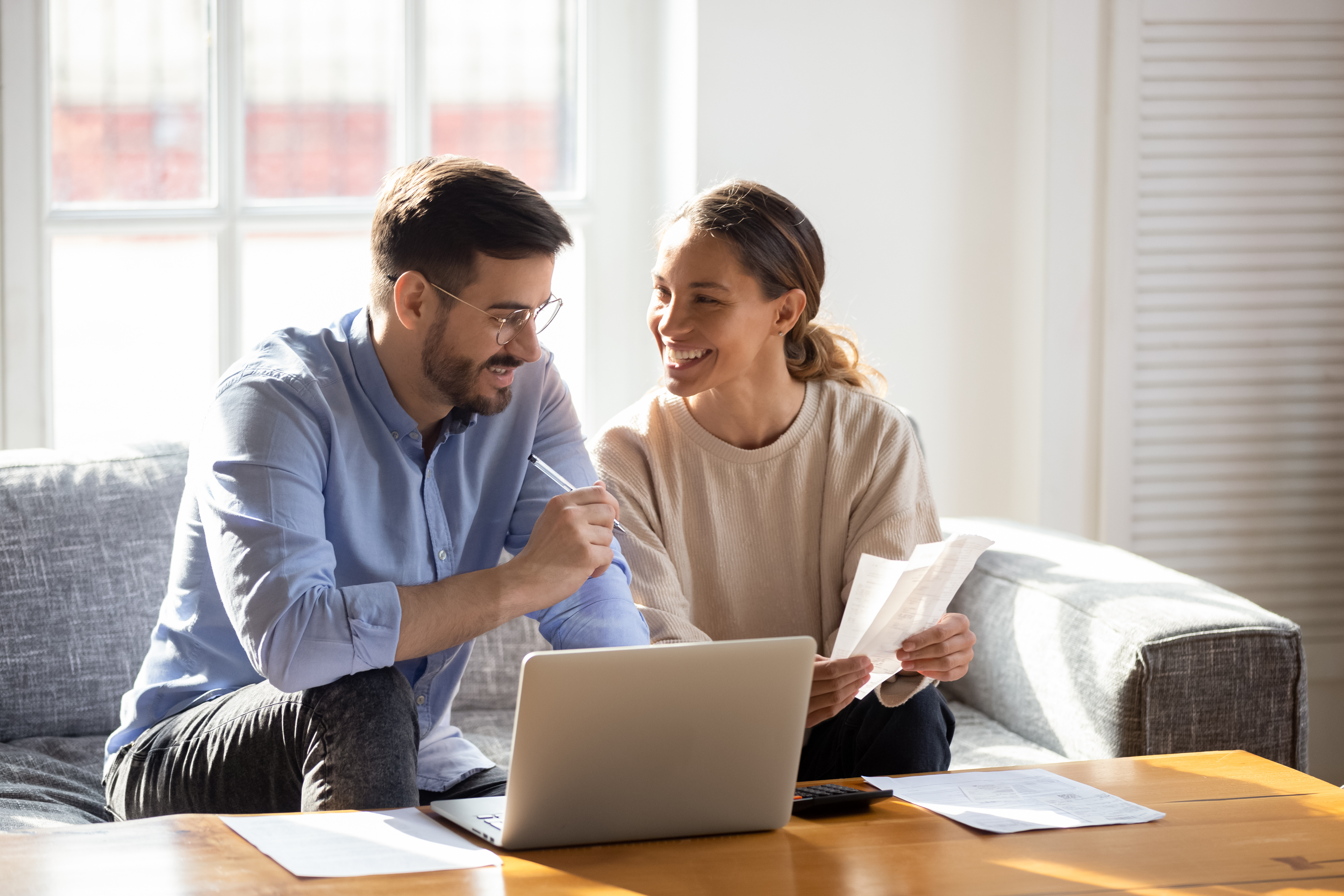 Un jeune couple heureux est assis ensemble