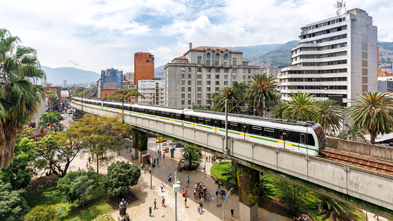 medellin-el-empleo-formal-pierde-impulso-y-la-economia-de-barrio-vuelve-a-ser-el-principal-soporte