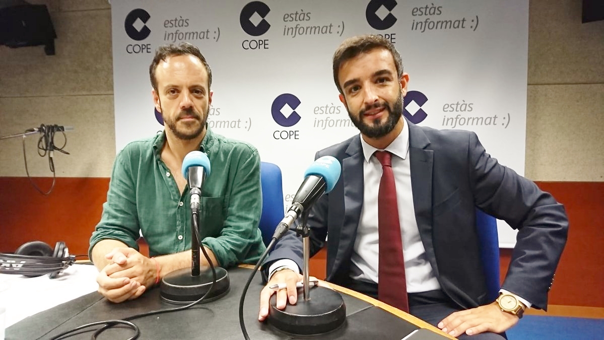 Quim Esteban junto a Pau Vidal en los estudios de Cope Catalunya