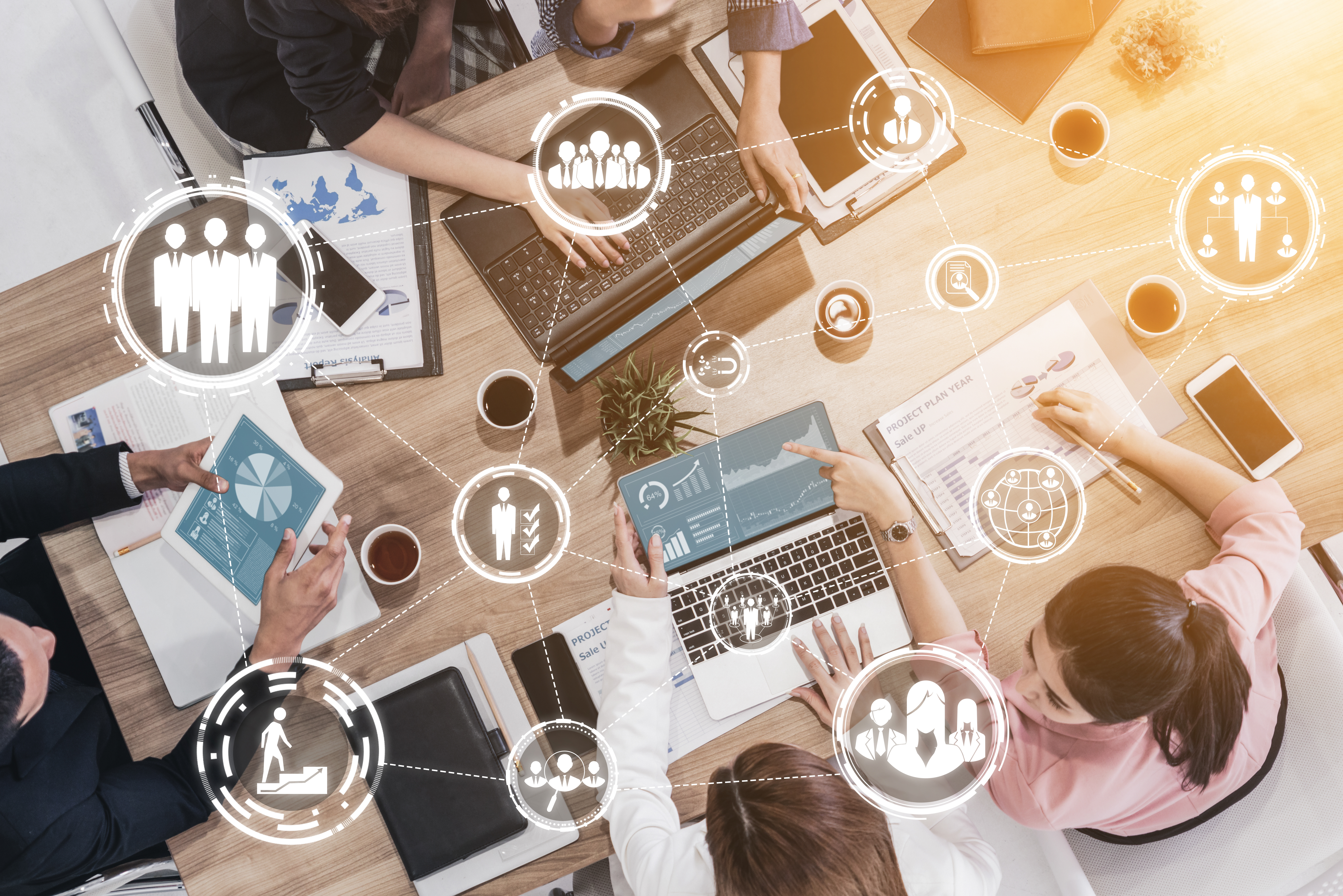 personas trabajando en una mesa 