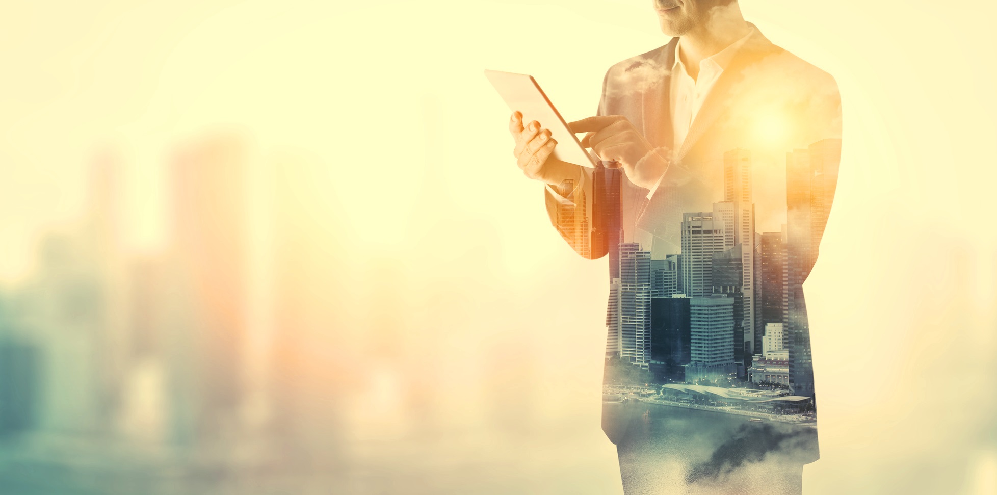 Un hombre con una tablet 