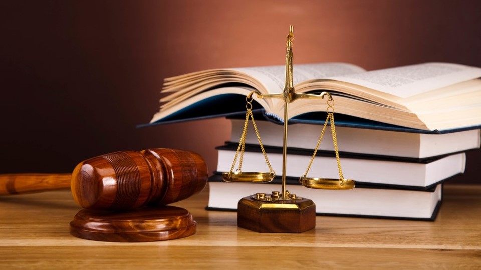 Libros, balanza de la justicia, mazo de juez