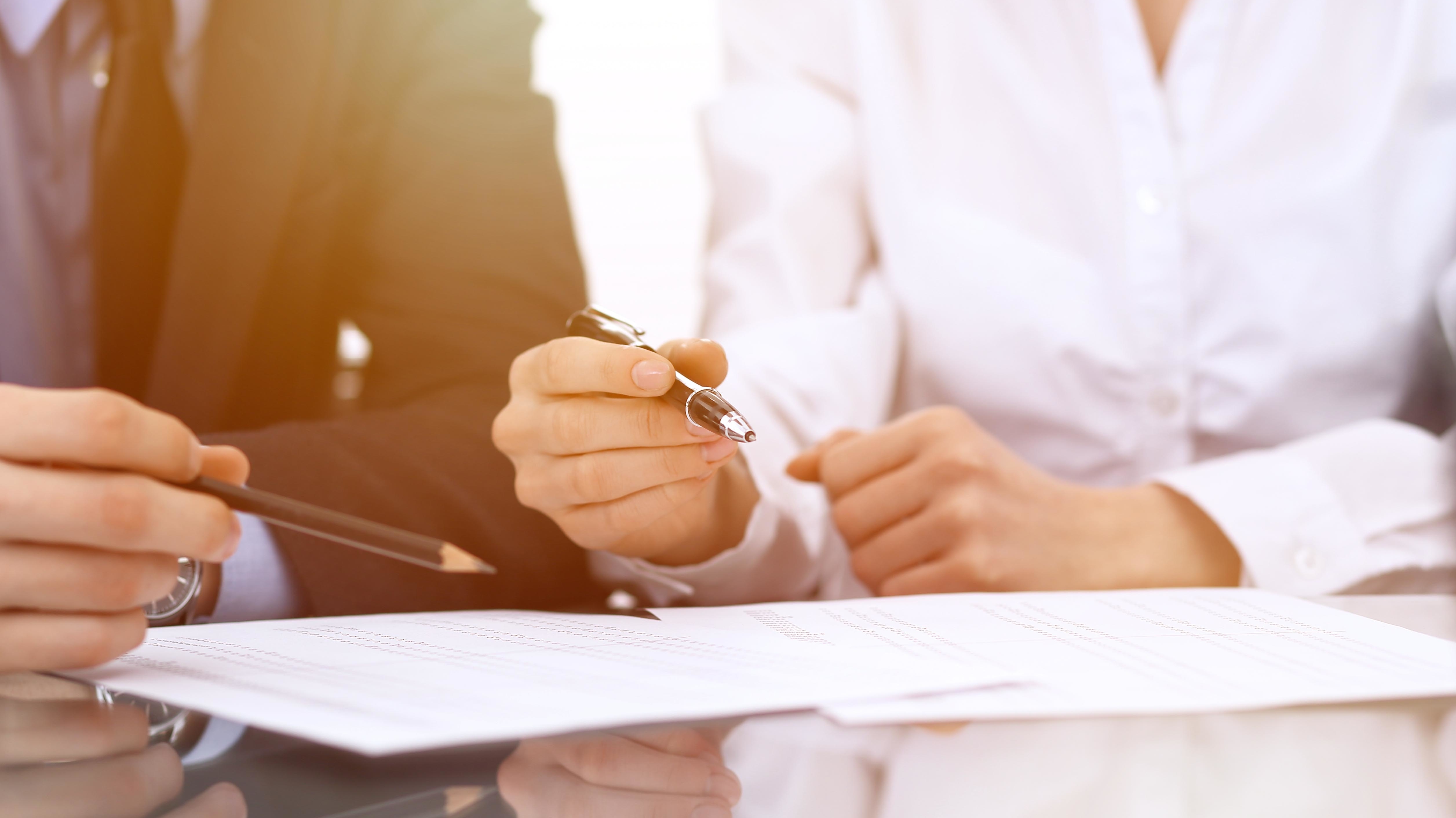 Dos personas firmando informes