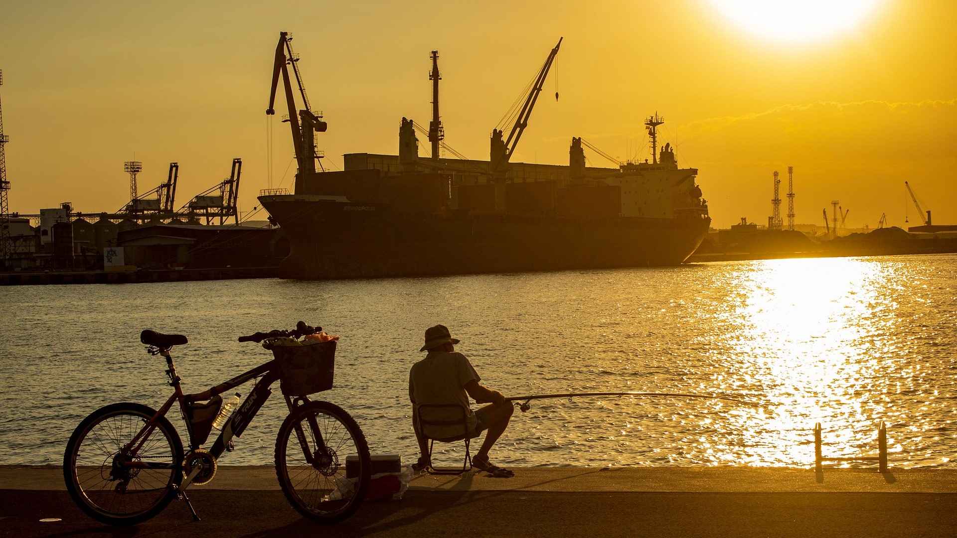 Columnas de monedas y una mano que las va contando