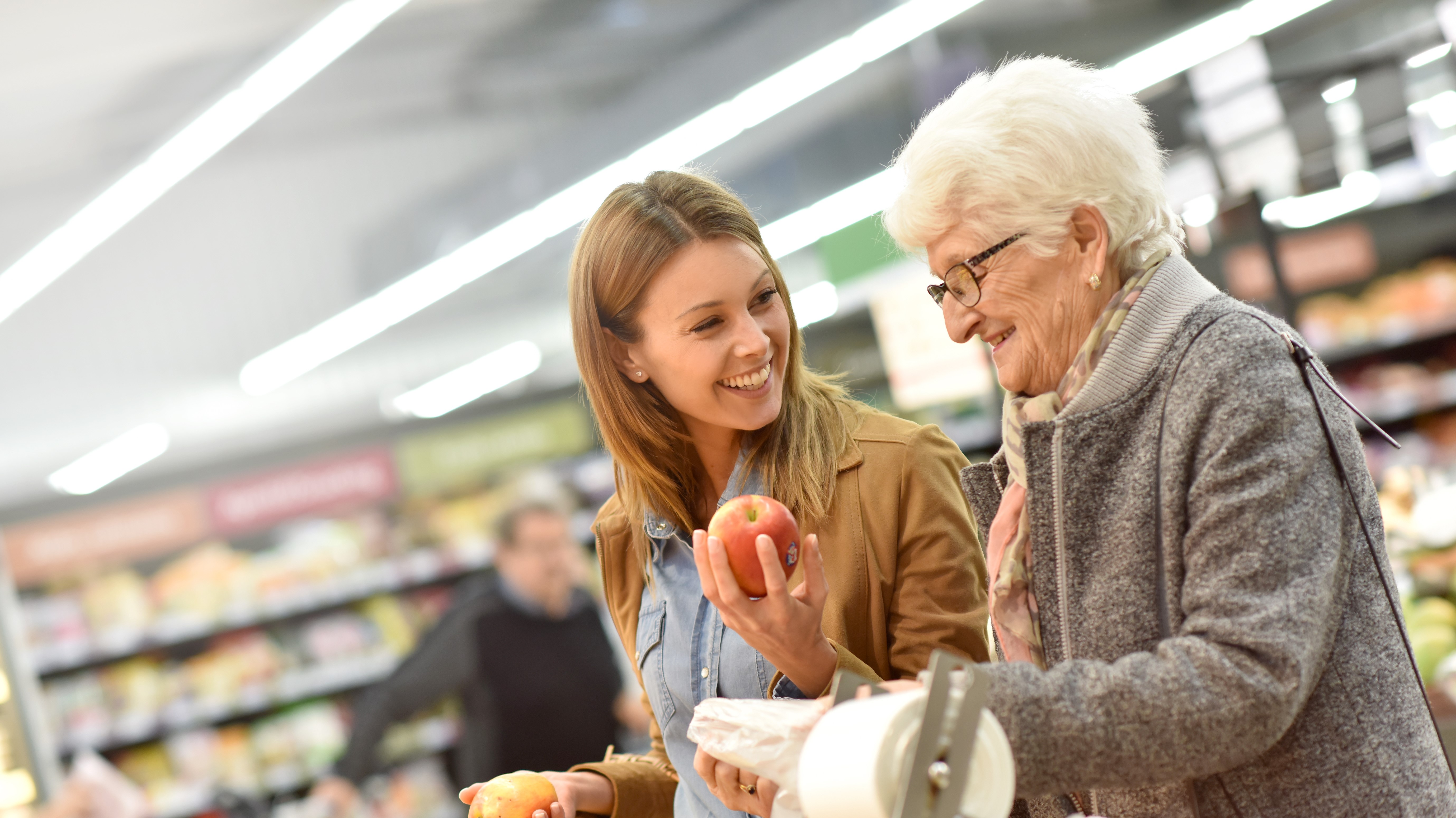 Columnas de monedas y una mano que las va contando