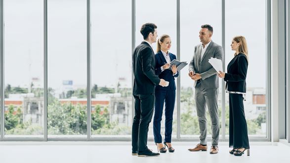 personas trabajando en seguros