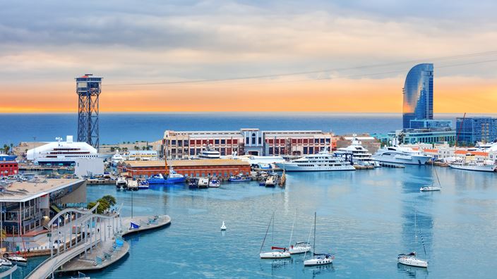 Puerto de Barcelona junto al W Barcelona