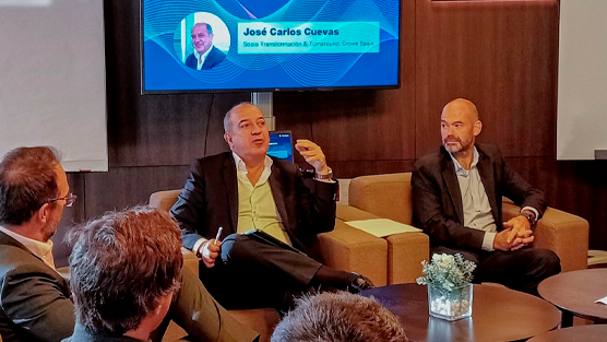Carlos Puig de Travy dando la bienvenida a Cristina Herrero