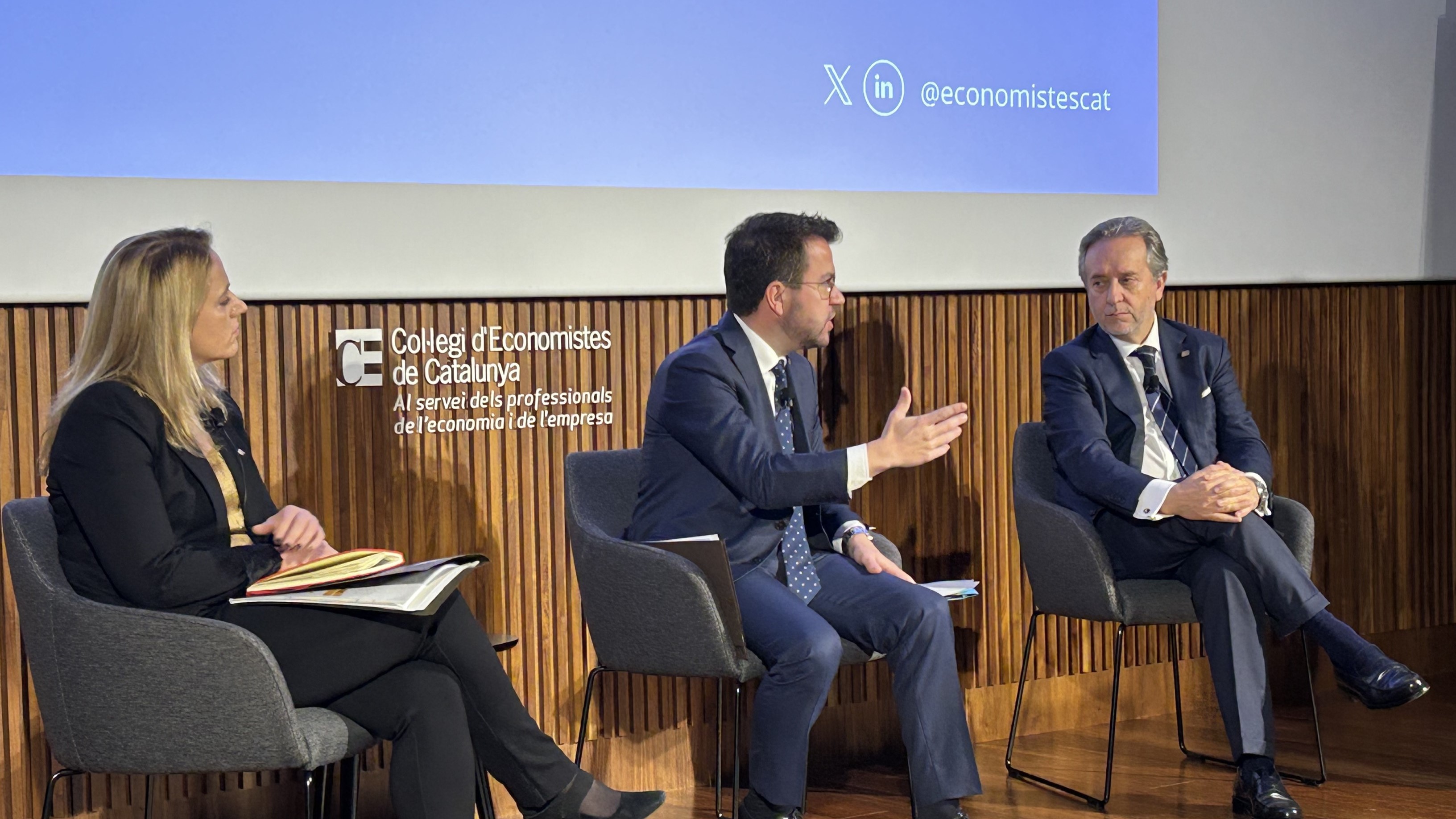 Carlos Puig de Travy dando la bienvenida a Pere Aragonès