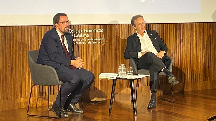 Carlos Puig de Travy dando la bienvenida a Raül Blanco Díaz