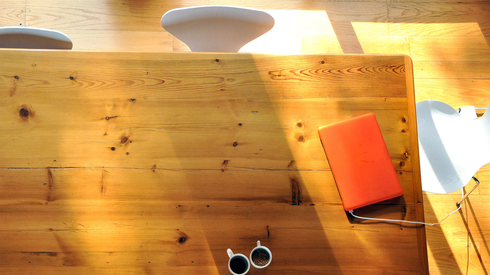 Escritorio con portátil y tazas de café