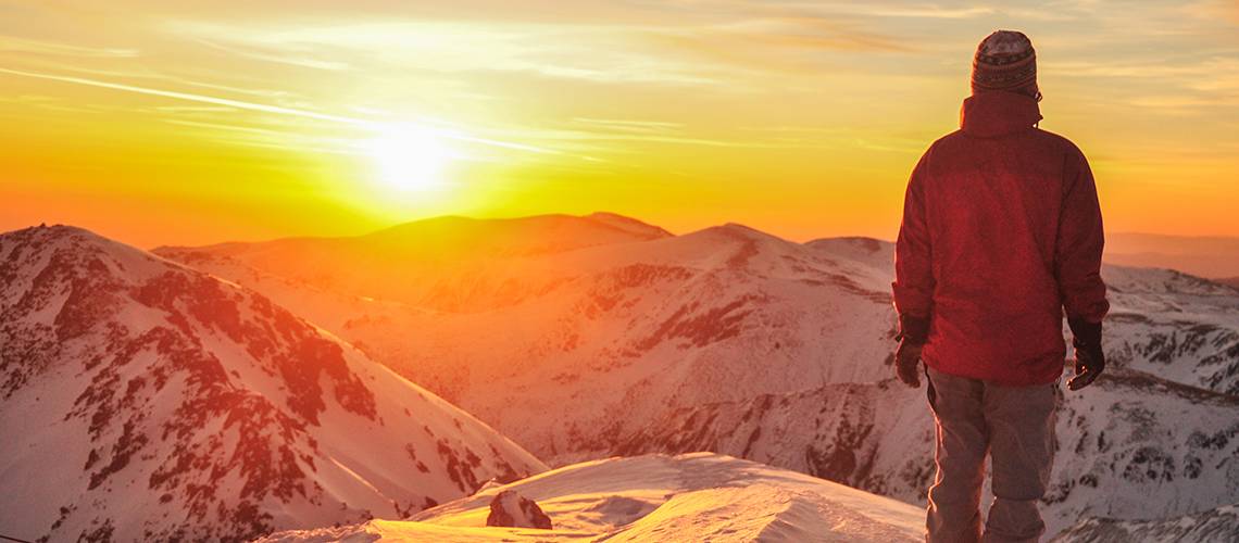 Alpinista y puesta de sol