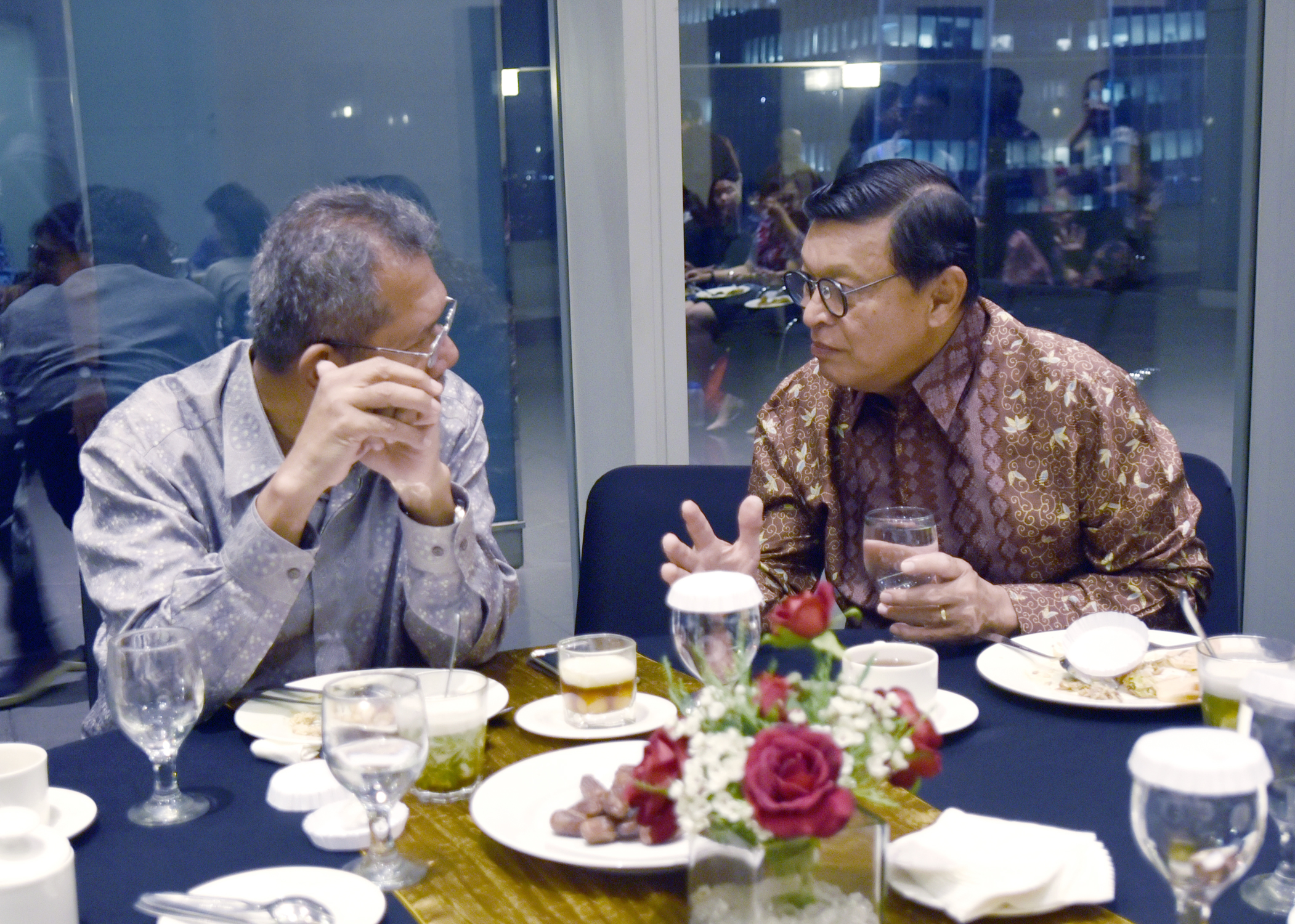 Mr. John discussing with Mr. Erry