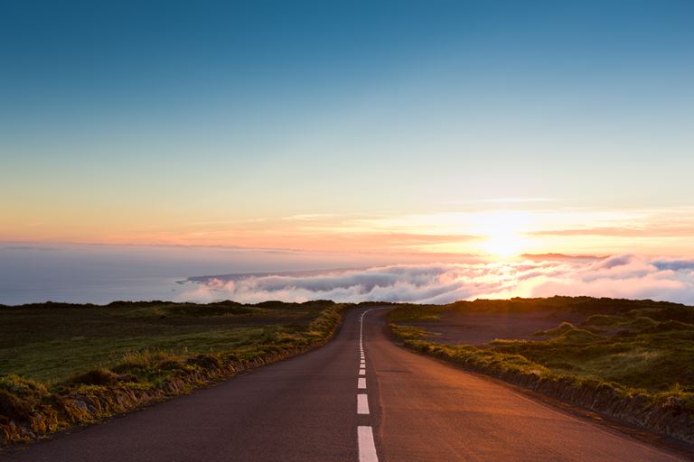 weg met zonsopkomst
