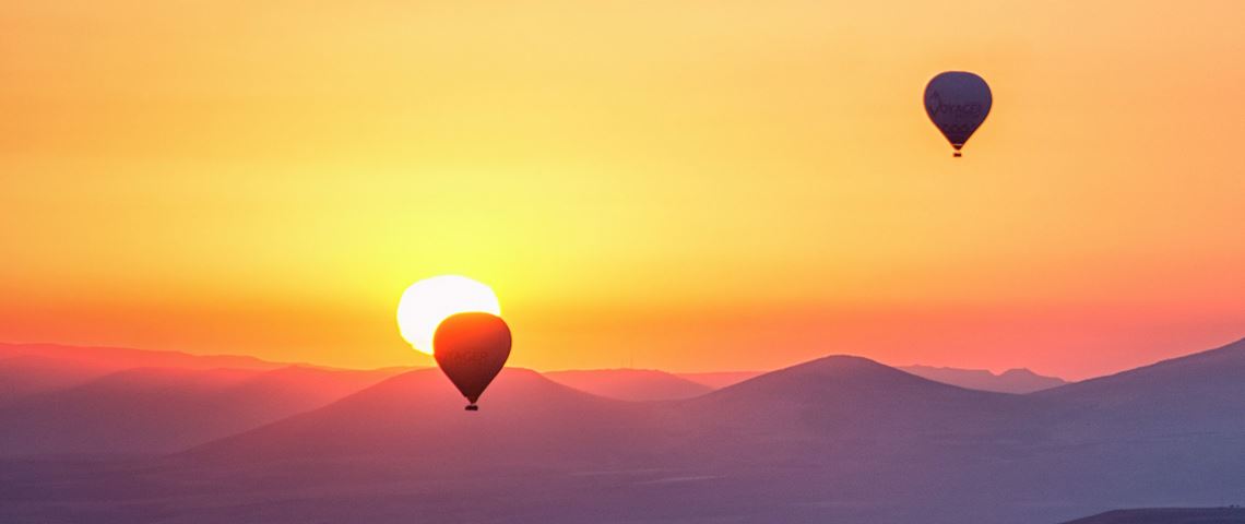 Luftballonger i solnedgang