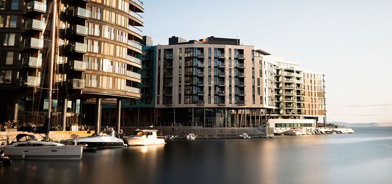 Næringsbygg, vann og båter ved Aker Brygge i Oslo.