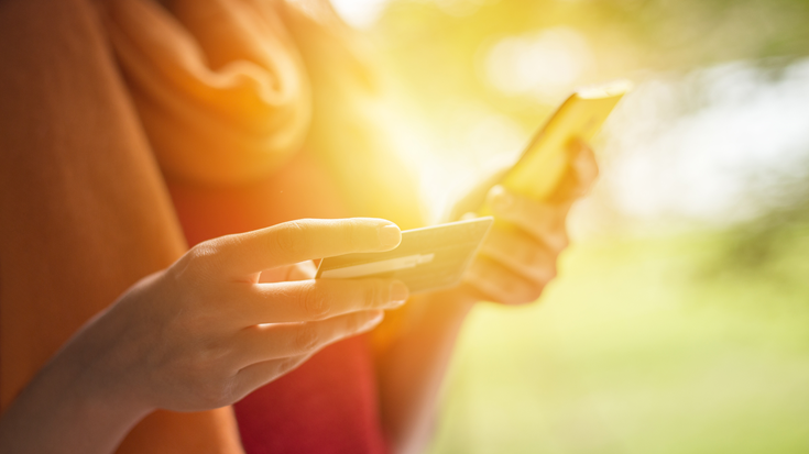 kobieta rejestruje się na webinar AI Governance na telefonie