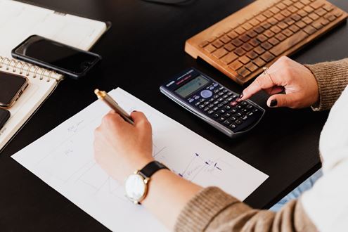 Lady doing accounting outsourcing 