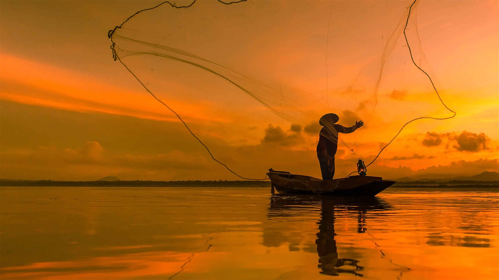 Homem a pescar com rede