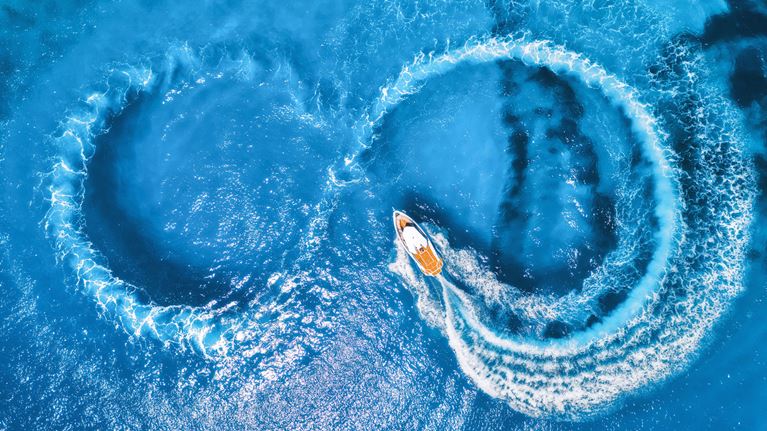 Boat-doing-figure-eight-in-the-water