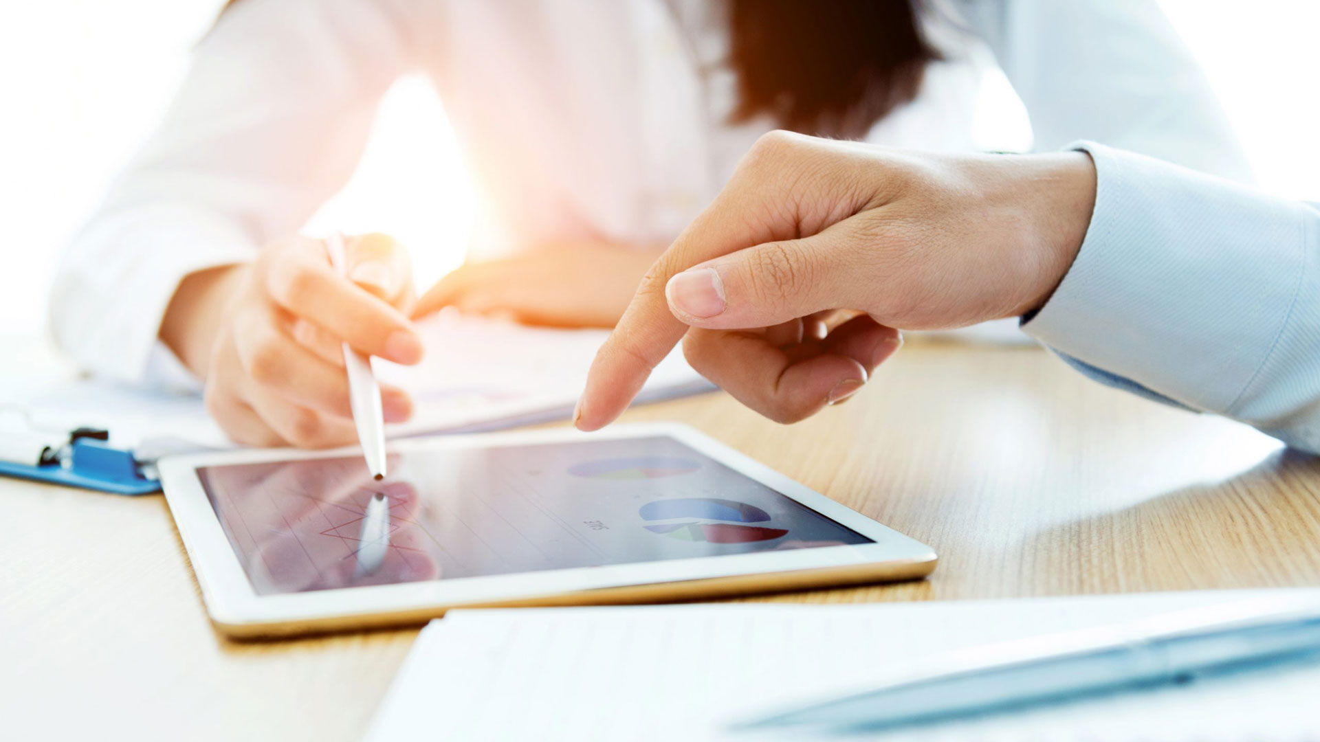 Fingers-pointing-to-ipad