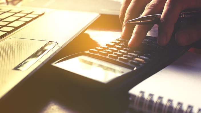 hand-using-calculator