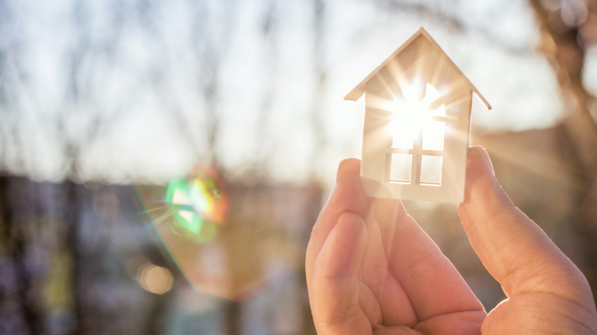 house-in-hand-in-the-rays-of-the-sun