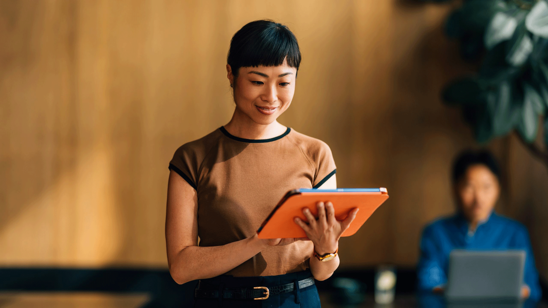 lady-looking-at-ipad