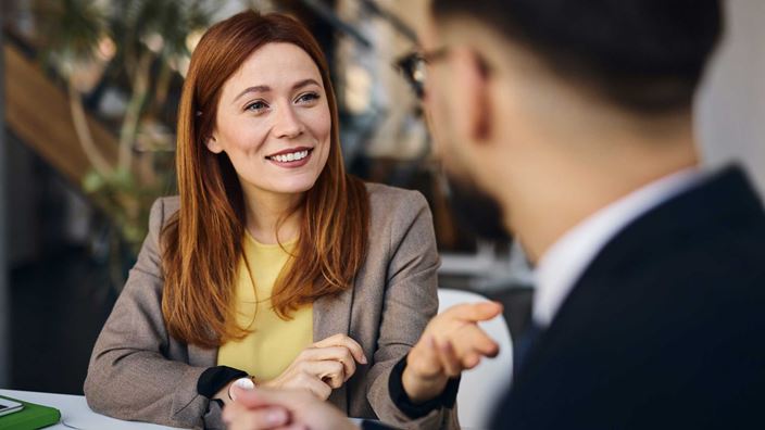 two-colleagues-in-discussion