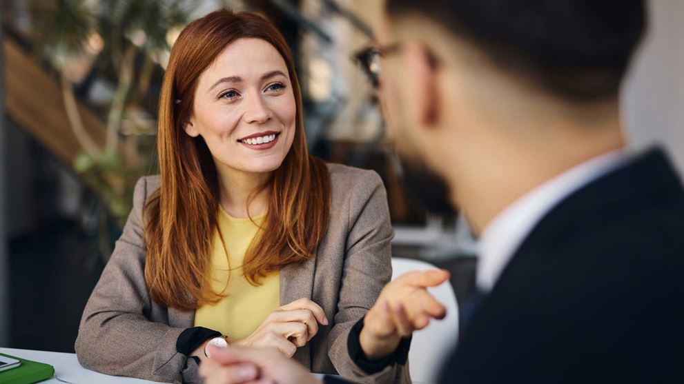 two-colleagues-in-discussion