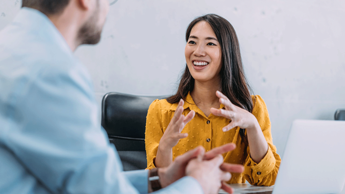 Two-colleauges-having-a-discussion