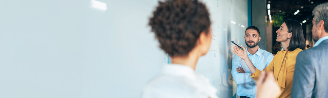 people in a brainstorming meeting