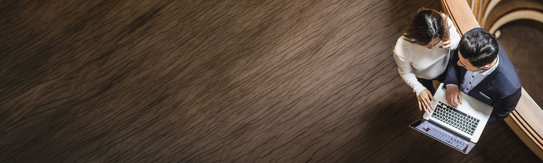 People-looking-at-laptop-overview-angle