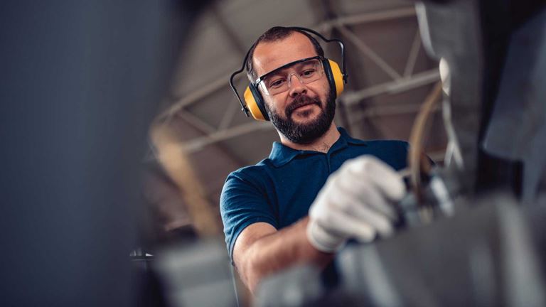 Manufacturing Outlook Report 2026 | Crowe UK
