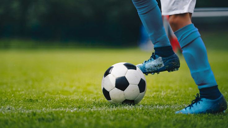 Footballers-kicking-football