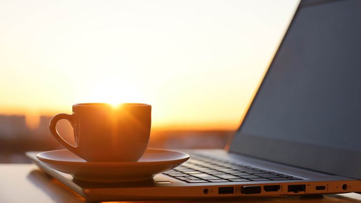 cup-laptop-sunset